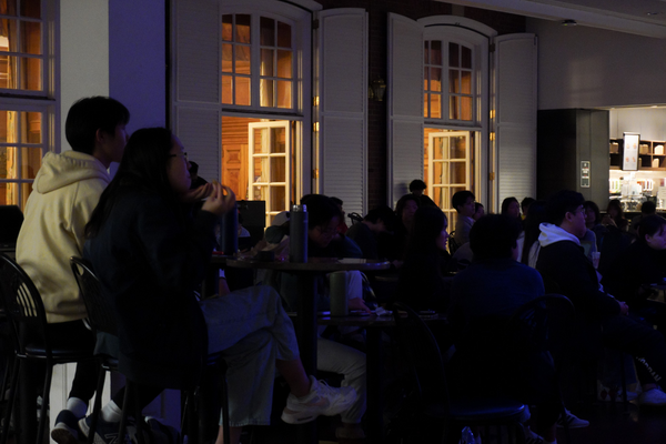 courtyard crowd