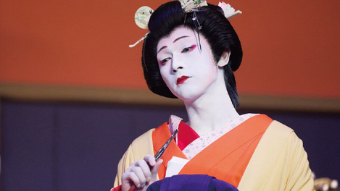 Ryô Yoshizawa in traditional Kabuki fashion.