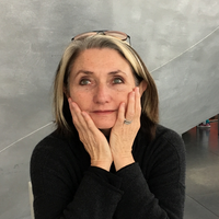 Diana Taylor has shoulder length  hair with blonde strands